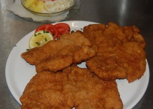 Wiener Schnitzel (vom Schwein) mit Salat