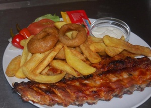 Spare Ribs mit Pommes und Salat